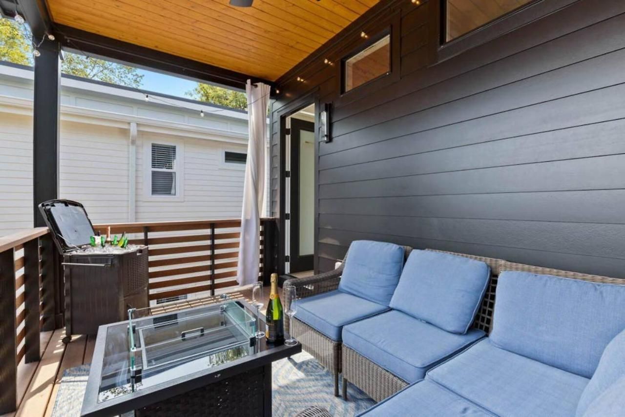 Luxurious 4bd Sleeps 12 Minutes To Downtown With Parking Holiday home *