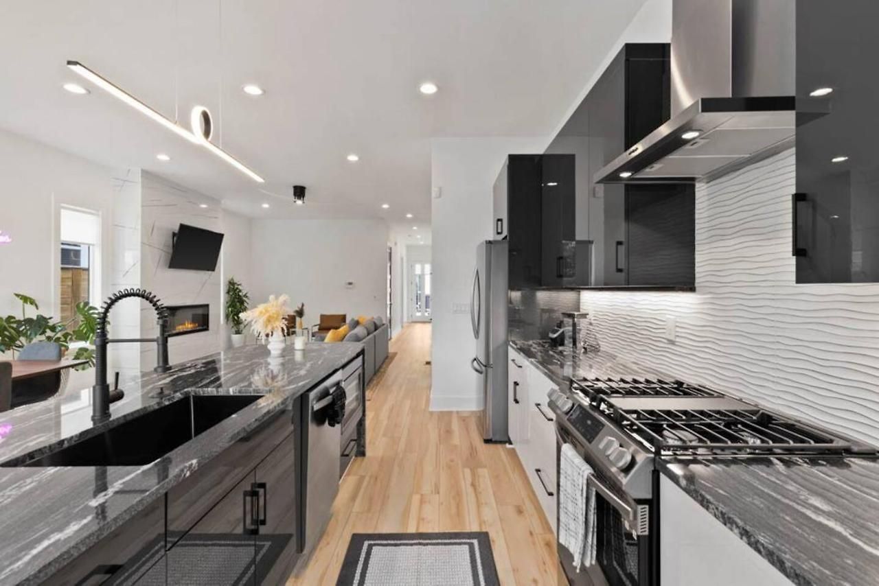 Luxurious 4bd Sleeps 12 Minutes To Downtown With Parking *