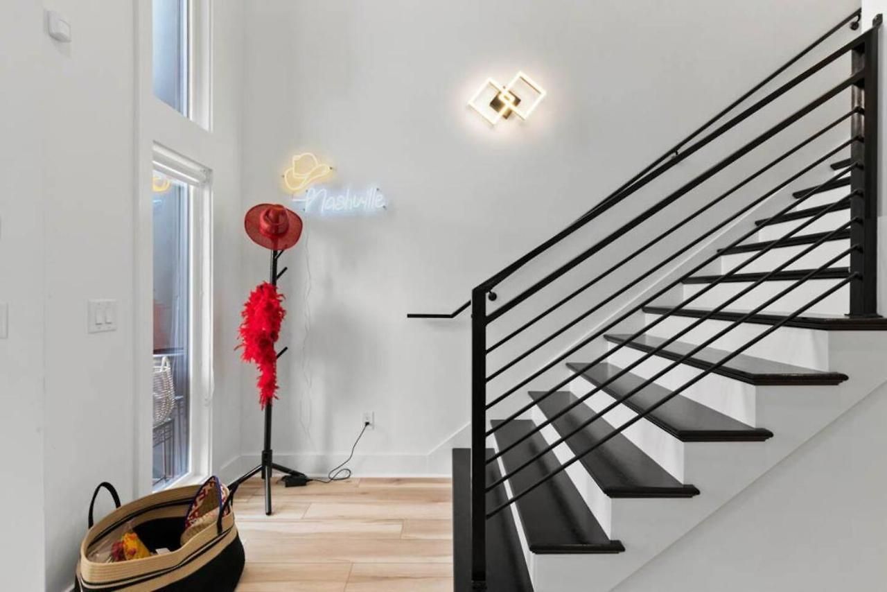 Luxurious 4bd Sleeps 12 Minutes To Downtown With Parking Holiday home *