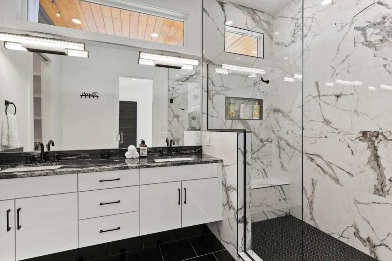Holiday home Luxurious 4bd Sleeps 12 Minutes To Downtown With Parking *