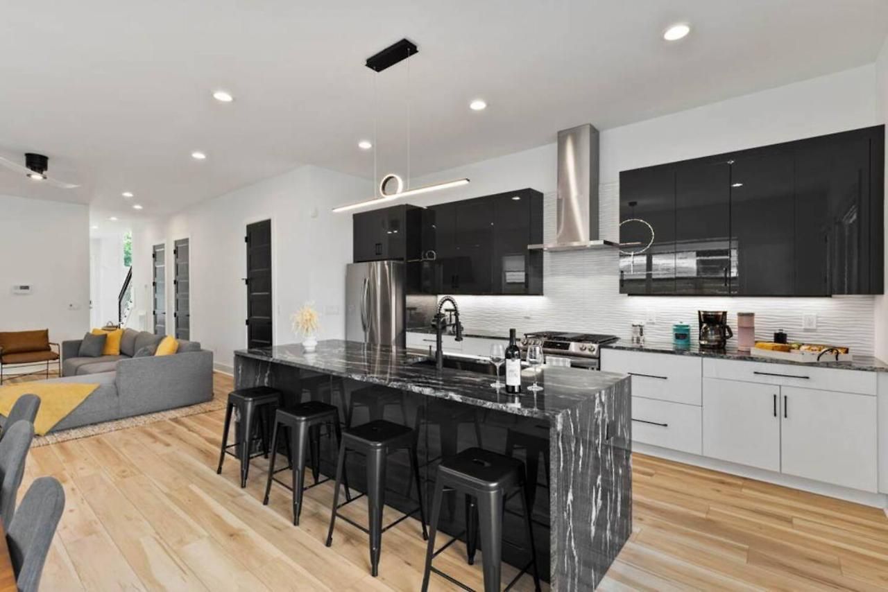 Luxurious 4bd Sleeps 12 Minutes To Downtown With Parking