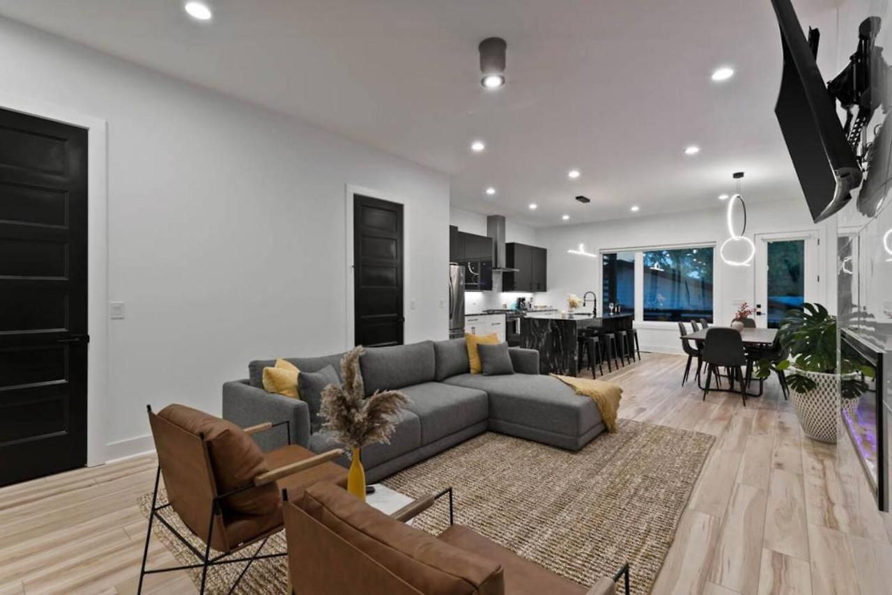 Luxurious 4bd Sleeps 12 Minutes To Downtown With Parking Holiday home *