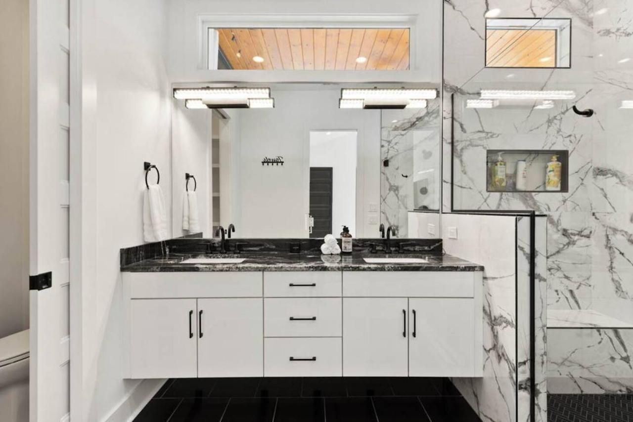 Holiday home Luxurious 4bd Sleeps 12 Minutes To Downtown With Parking