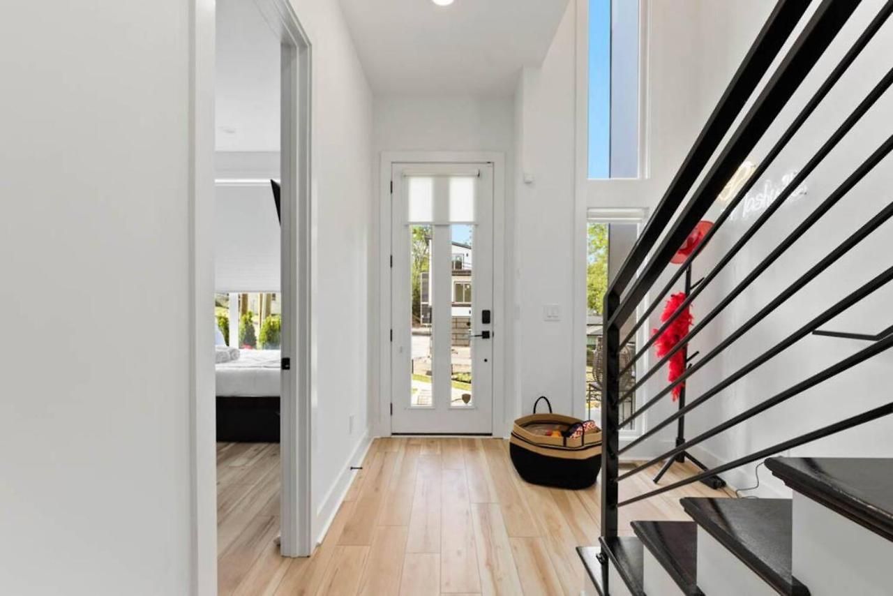 Holiday home Luxurious 4bd Sleeps 12 Minutes To Downtown With Parking