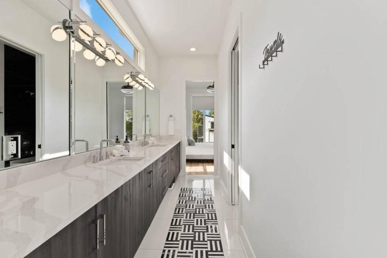 Luxurious 4bd Sleeps 12 Minutes To Downtown With Parking Holiday home