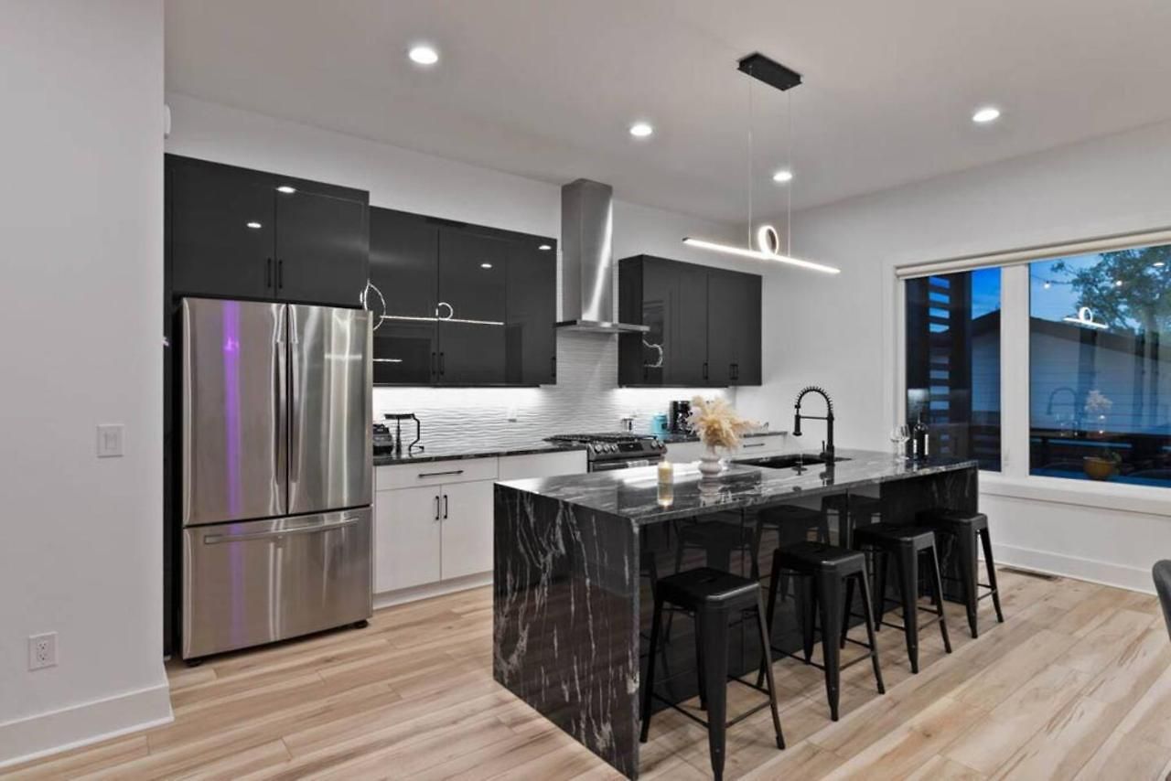 Luxurious 4bd Sleeps 12 Minutes To Downtown With Parking Holiday home *