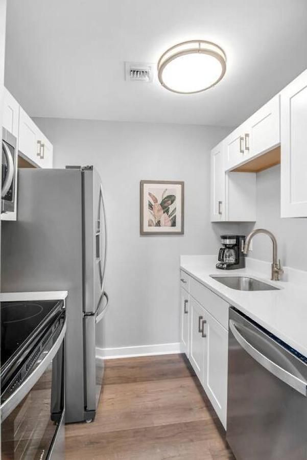 Walk To Downtown Broadway With Pool, Free Parking, And Gym *