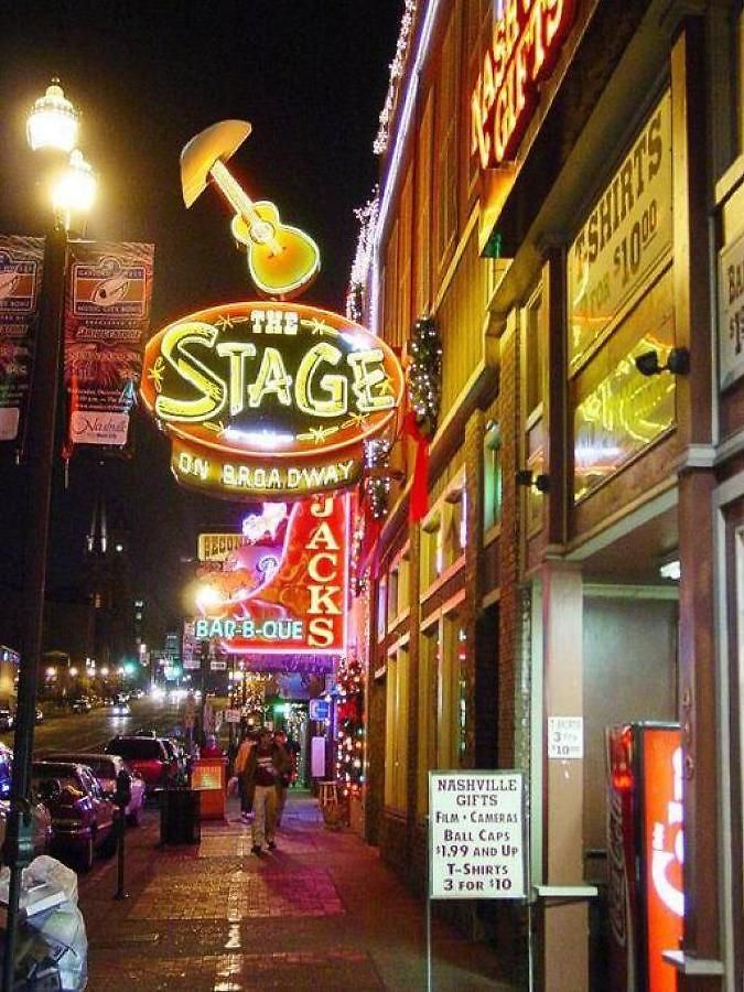 Walk To Downtown Broadway With Pool, Free Parking, And Gym * Nashville