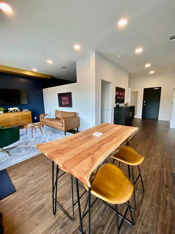 Chic Modern Pool, Patio, Parking Holiday home *