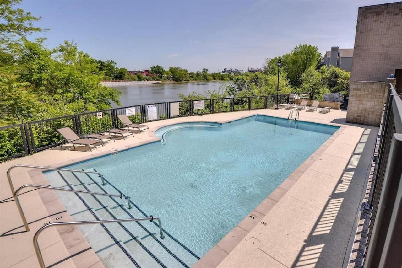 With Pool And Free Parking Walk Downtown & Germantown