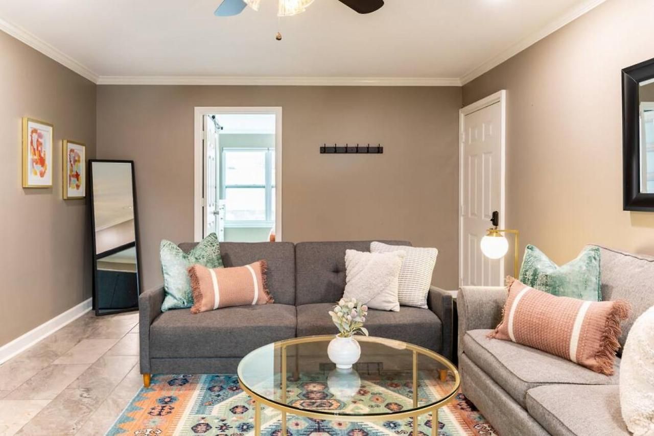 Apartment Downtown Condo, Walk To Broadway With Free Parking