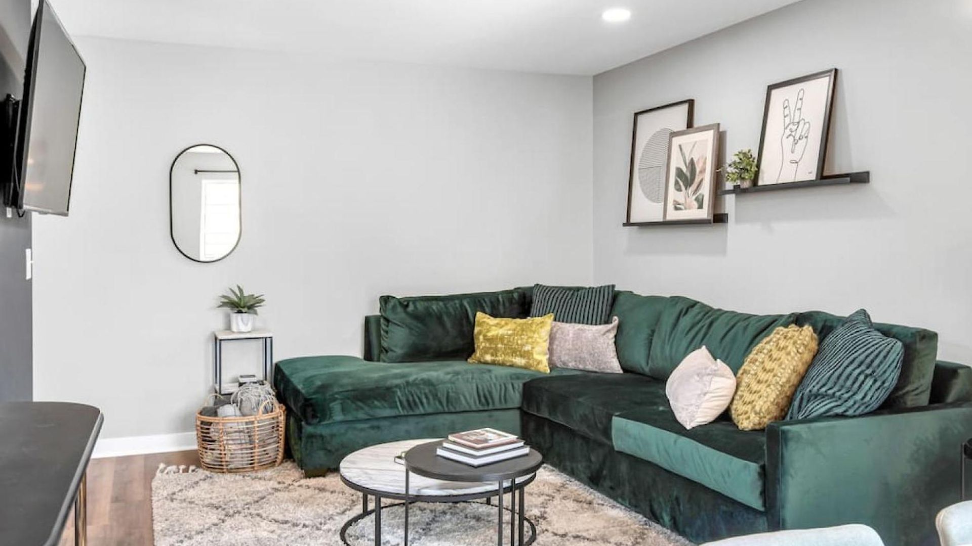 Apartment Walk To Downtown Broadway With Pool, Free Parking, And Gym *