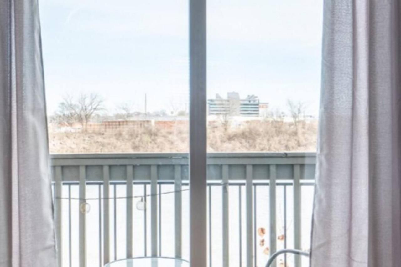 Oasis Walk To Broadway With Pool, Parking, Gym And Patio Apartment *