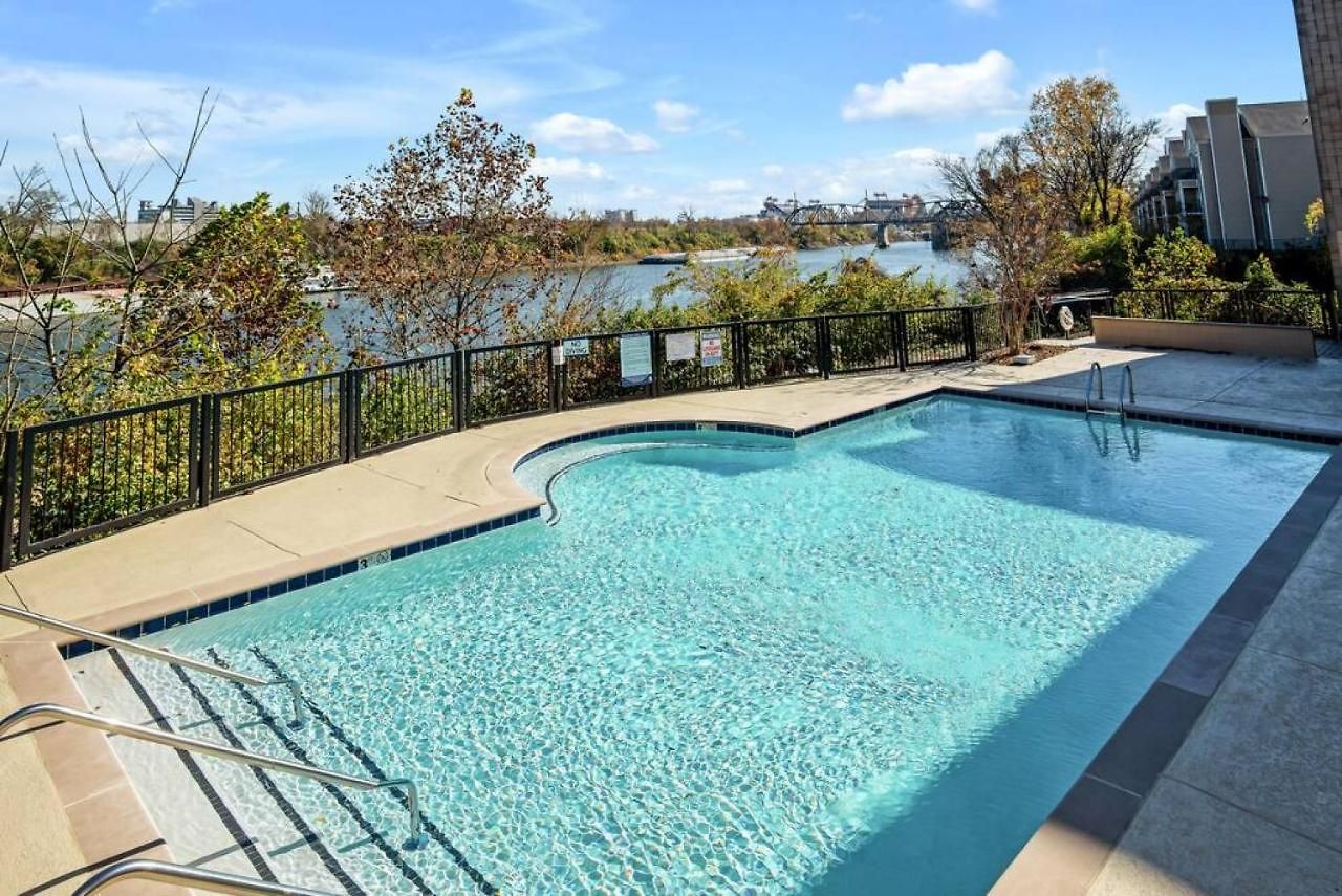 Walk To Downtown Broadway With Pool, Free Parking, And Gym Nashville