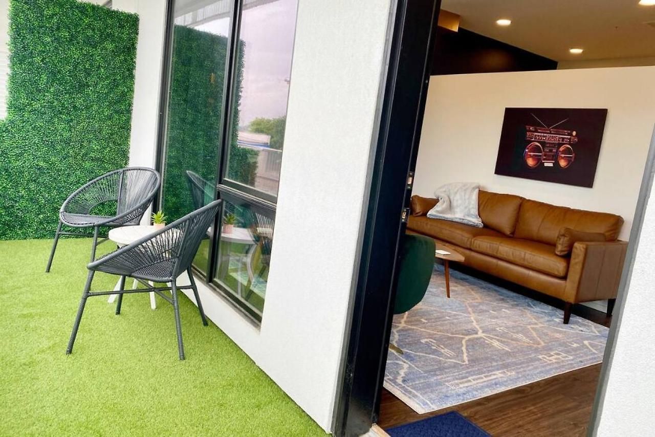 Chic Modern Pool, Patio, Parking Holiday home