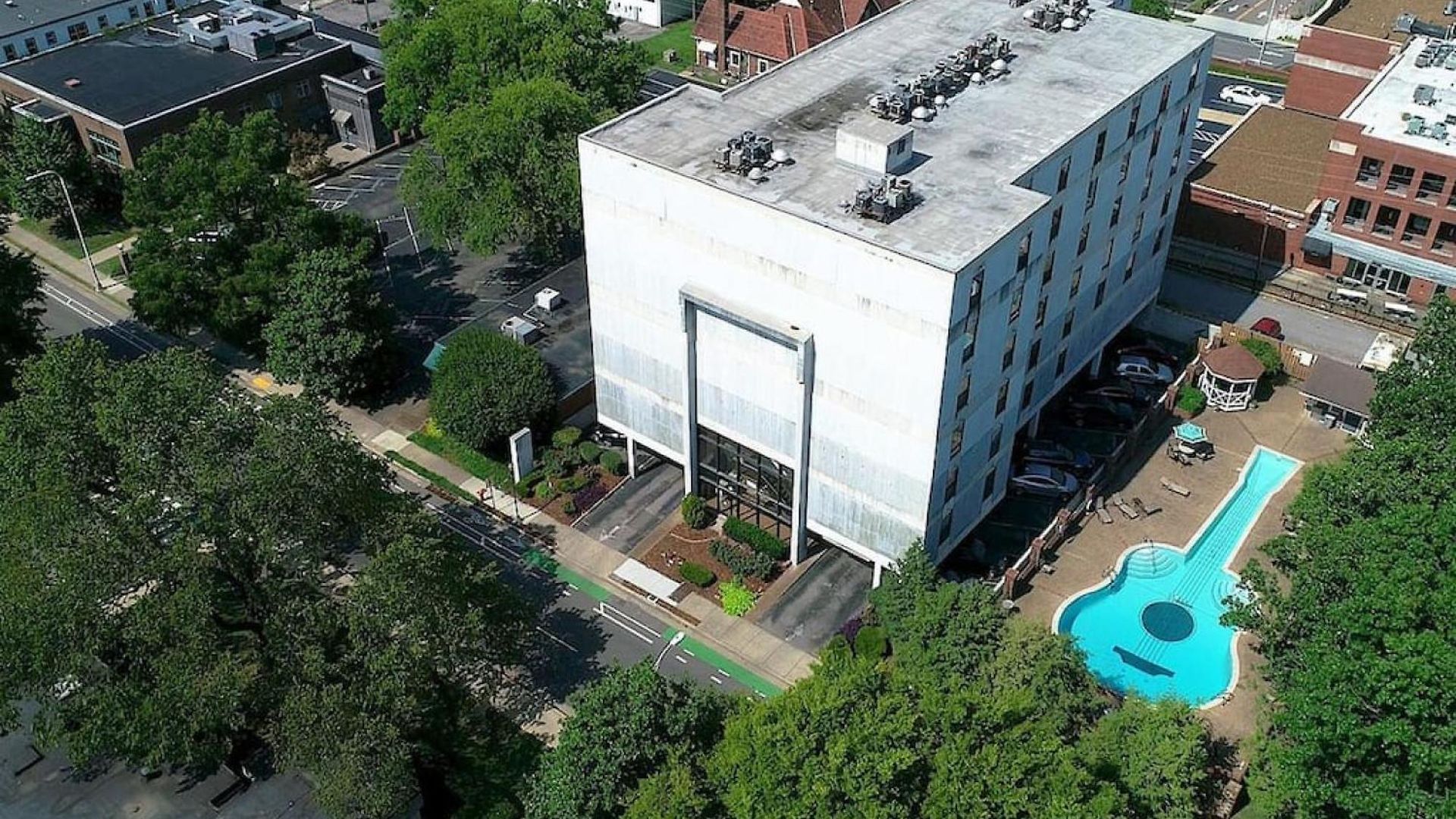 On Famous Music Row - Pool, Parking, Walk To Bars *