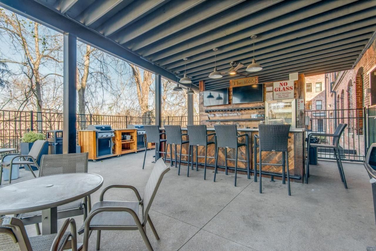 One-of-a-kind! Roll Up Garage Door-pool, Speakeasy Holiday home