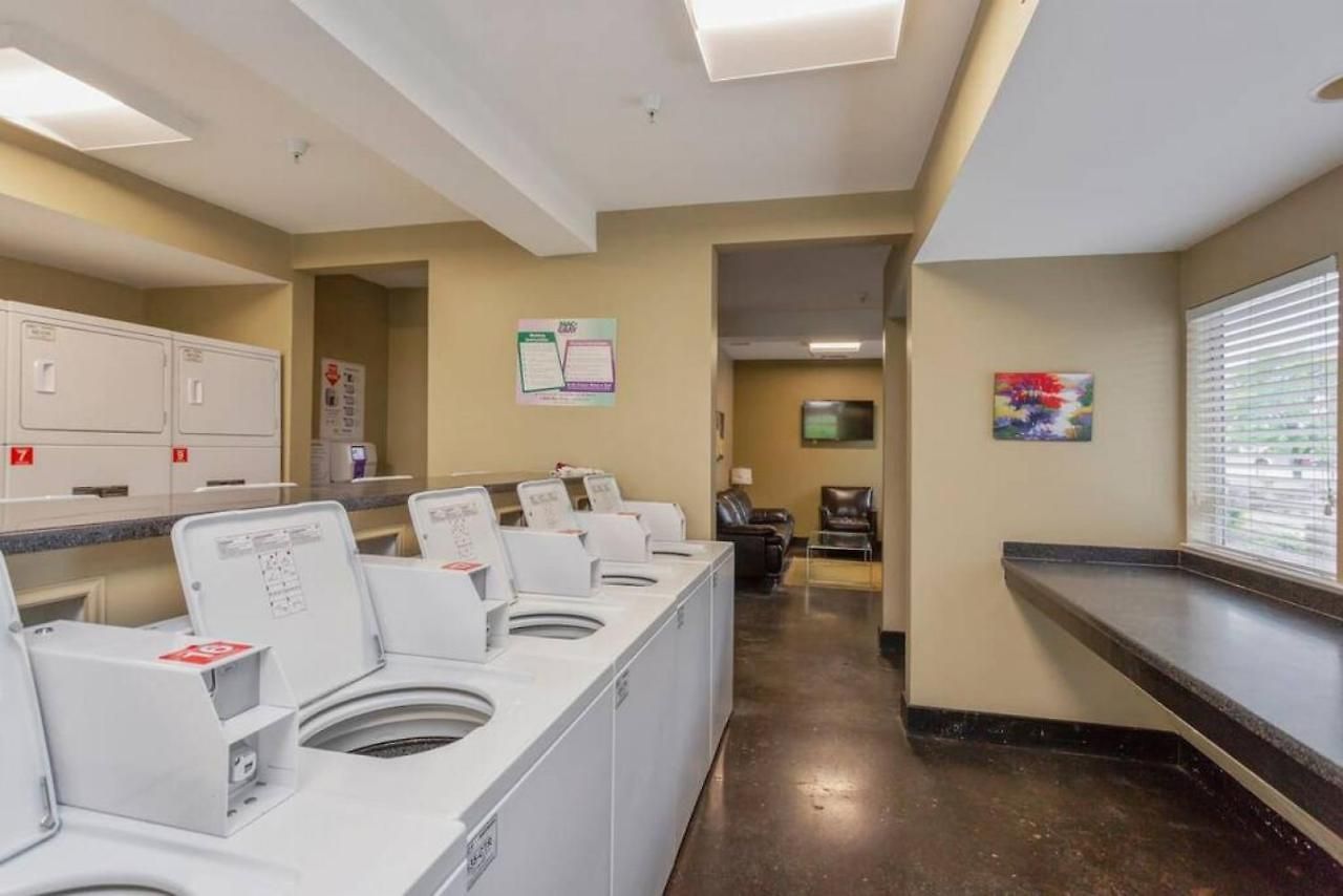 With Pool And Free Parking Walk Downtown & Germantown Apartment *
