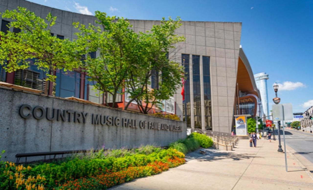Music Holiday, On Music Row, Has Pool & Free Parking