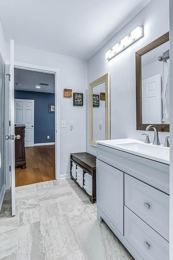 Riverfront View Near Downtown, Walk To Restaurants Holiday home