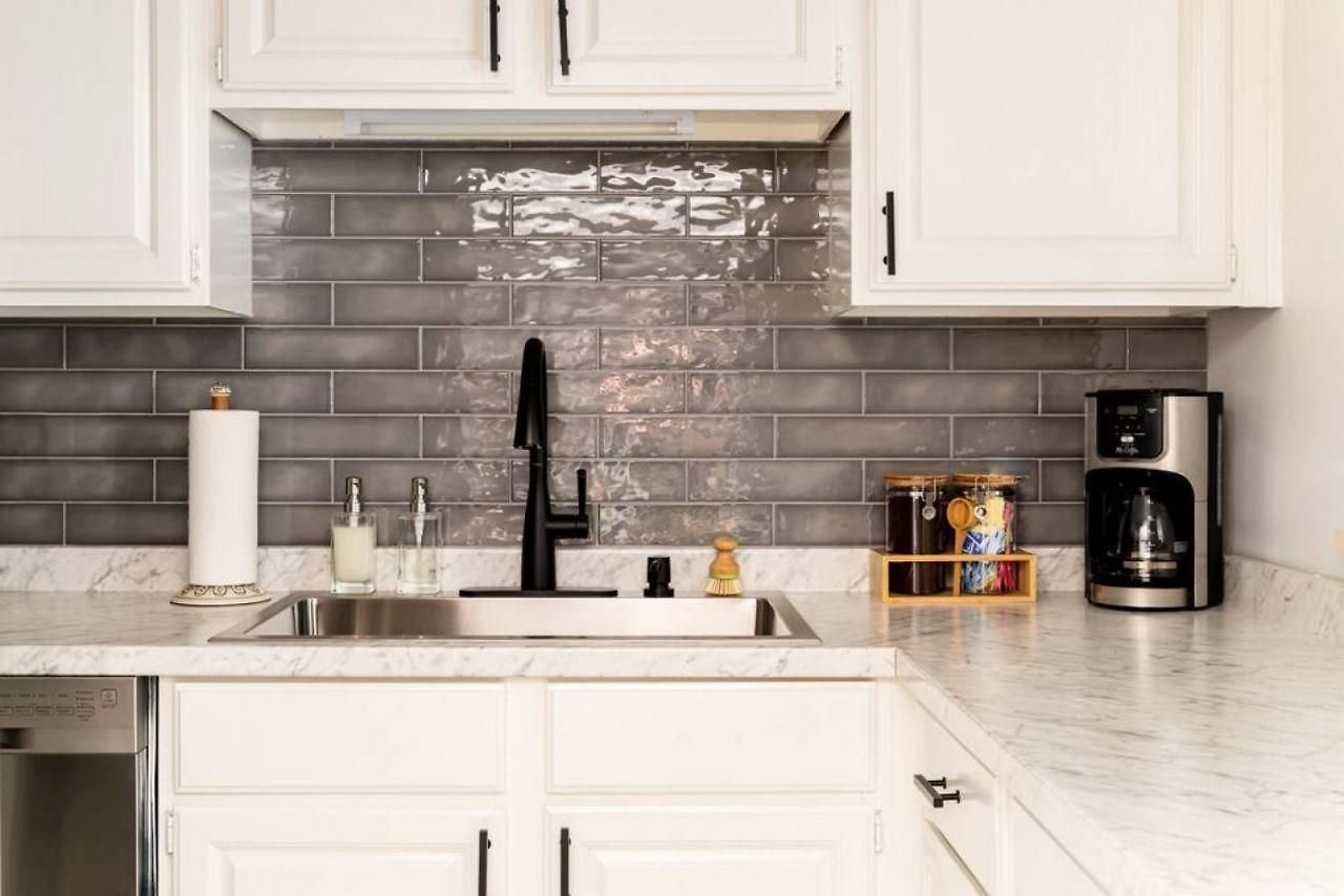 Stylish Downtown With Patio & Free Parking * Nashville
