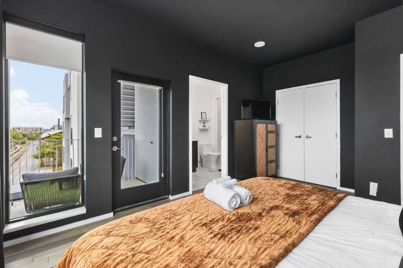 Apartment Oasis On The River With Garage Walk To Downtown *