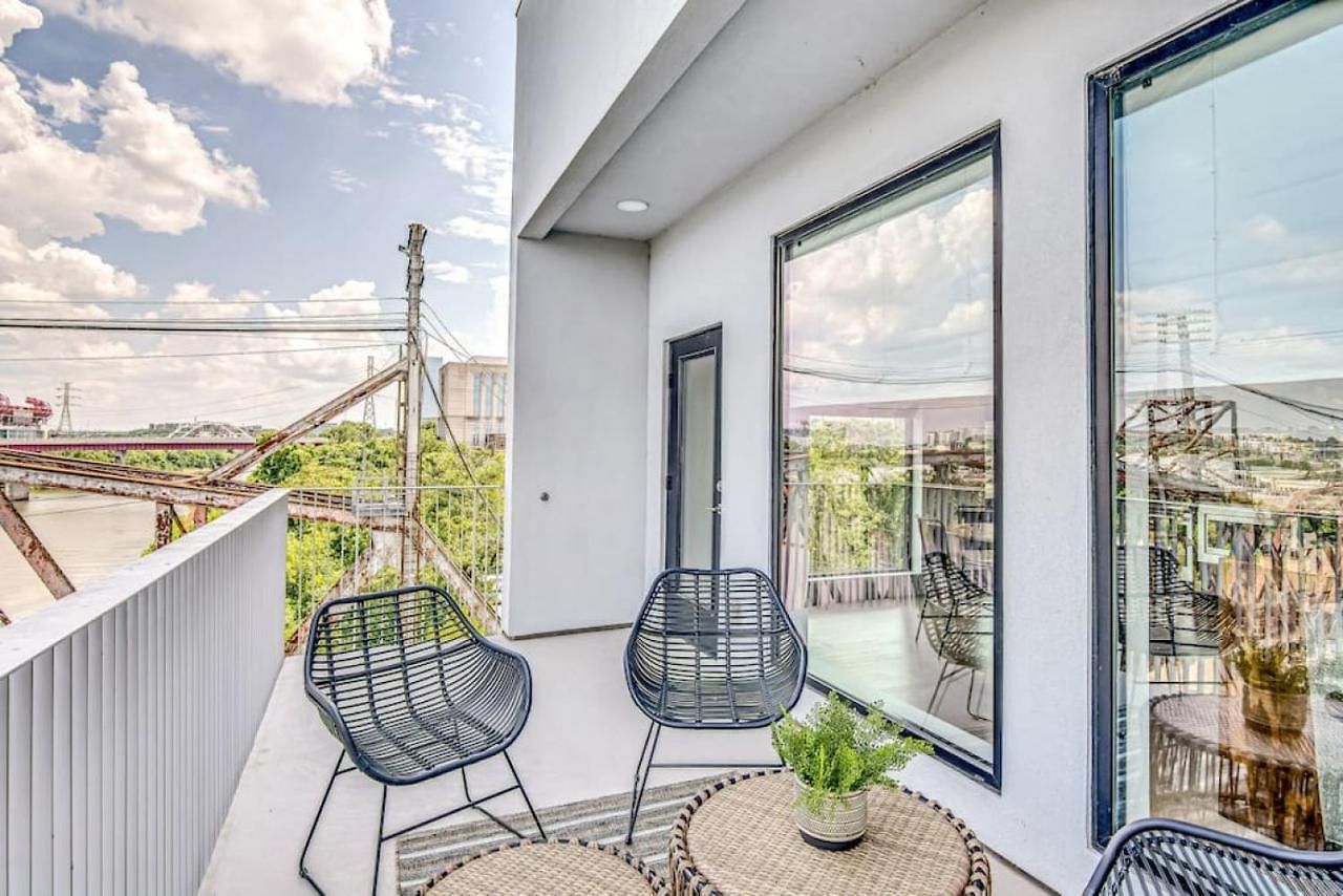 Penthouse River View Walk Downtown, Garage Parking Holiday home