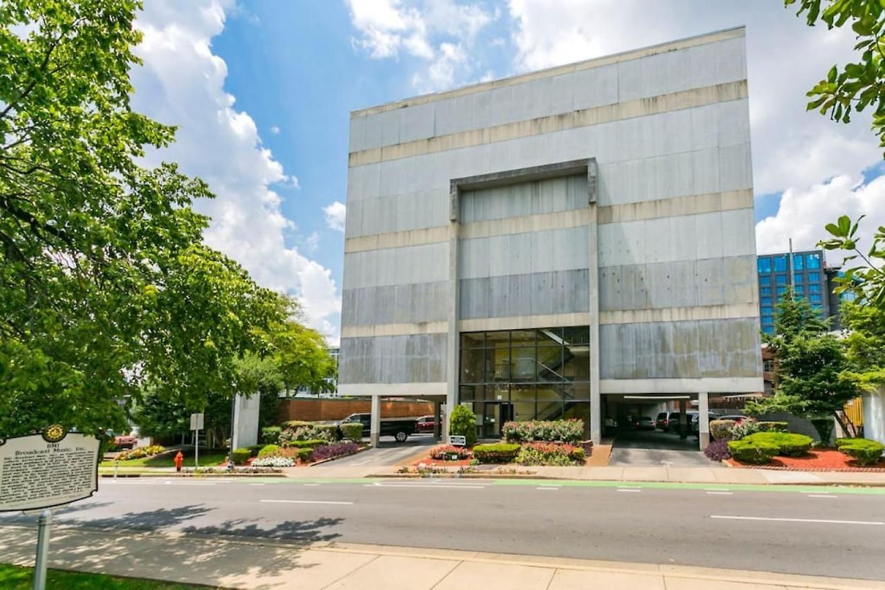 Music Holiday, On Music Row, Has Pool & Free Parking