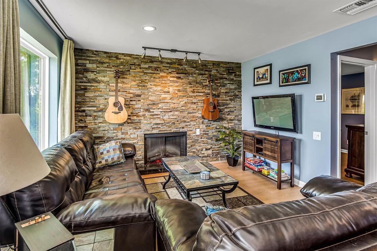 Riverfront View Near Downtown, Walk To Restaurants Holiday home