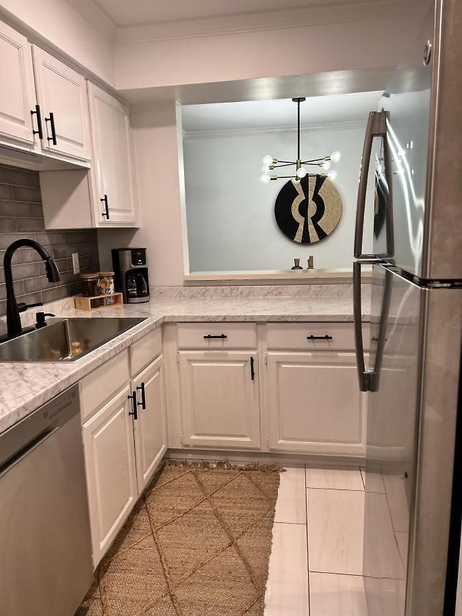 Stylish Downtown With Patio & Free Parking Apartment
