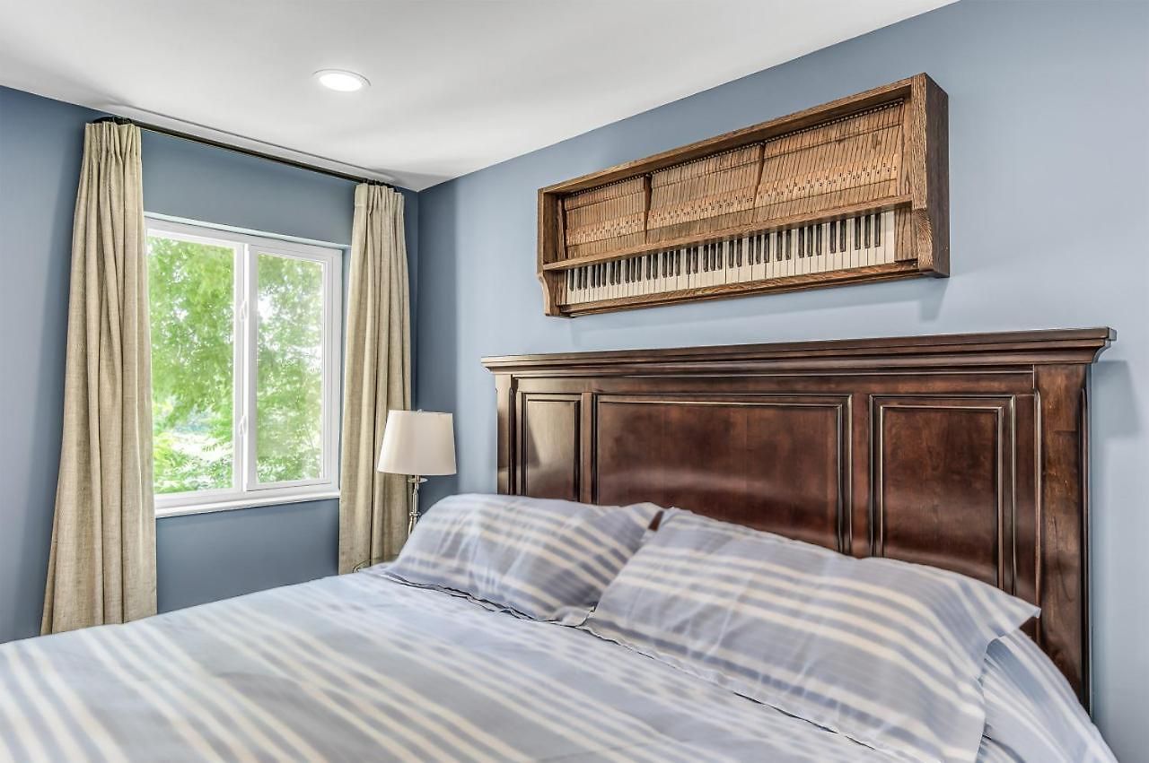 Riverfront View Near Downtown, Walk To Restaurants Holiday home
