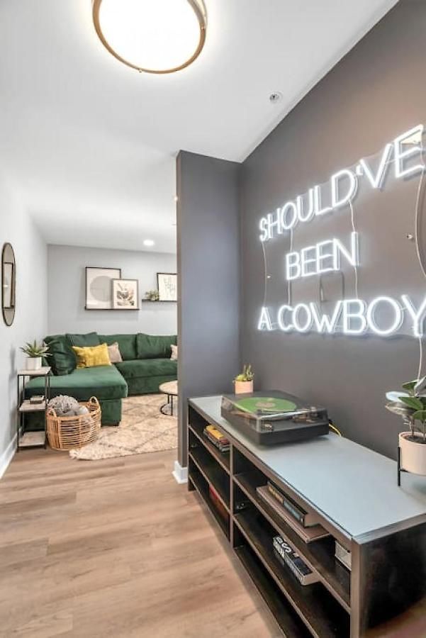Walk To Downtown Broadway With Pool, Free Parking, And Gym * Nashville