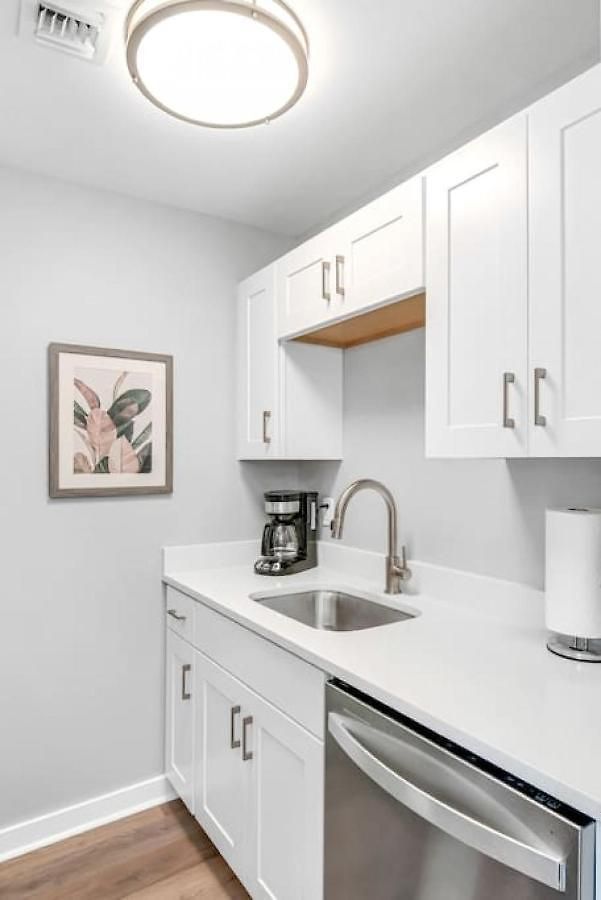 Walk To Downtown Broadway With Pool, Free Parking, And Gym
