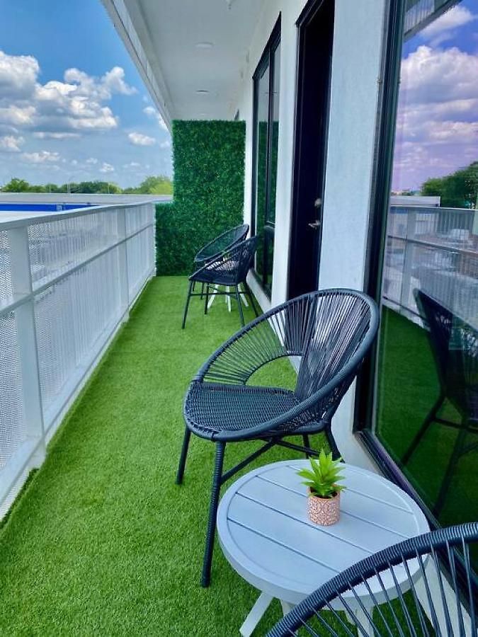 Chic Modern Pool, Patio, Parking *