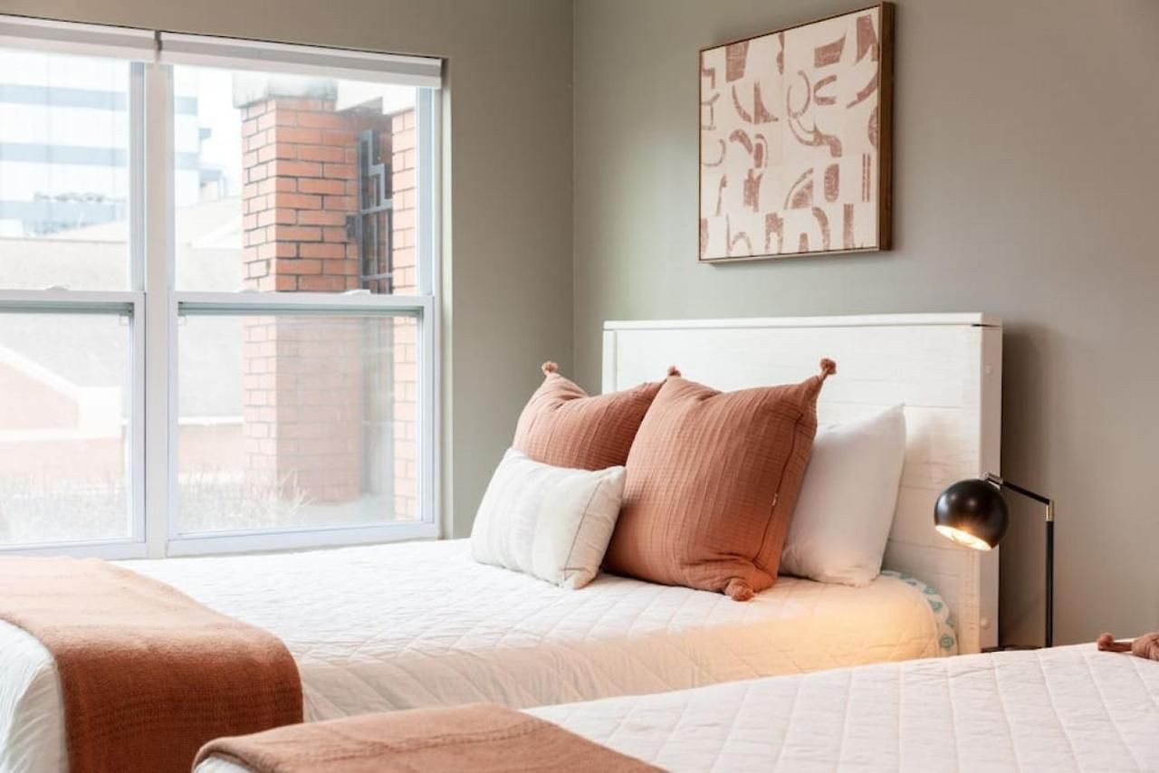 Downtown Condo, Walk To Broadway With Free Parking Apartment *
