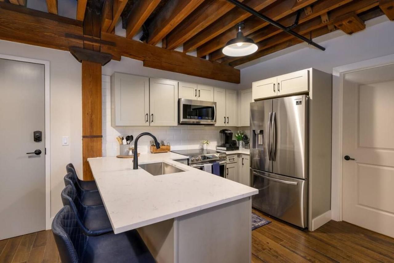 Regal Retreat In Pool Gym Free Parking Holiday home *