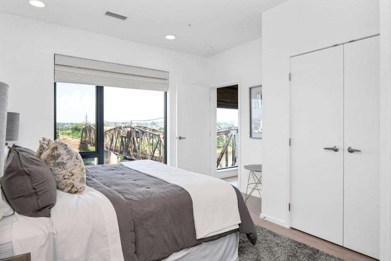 Holiday home Penthouse River View Walk Downtown, Garage Parking *