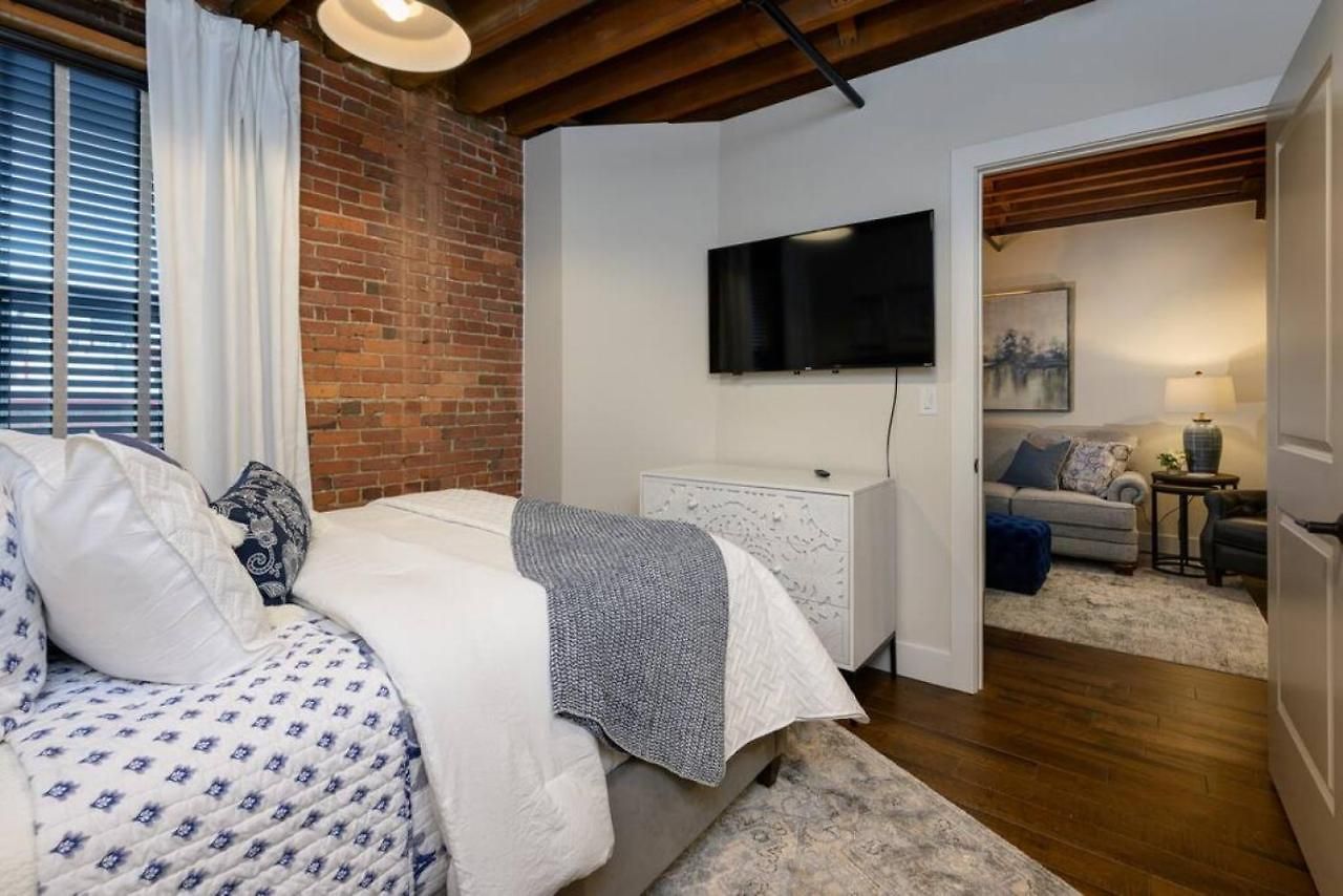 Regal Retreat In Pool Gym Free Parking Nashville