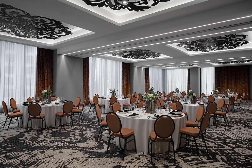 Fraye Curio Collection By Hilton *