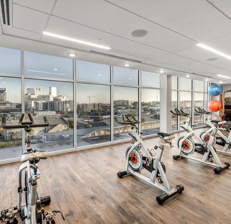 Apartment Spacious Castle W Gym Pool Free Parking I Walk To Dowtown N Broadway *