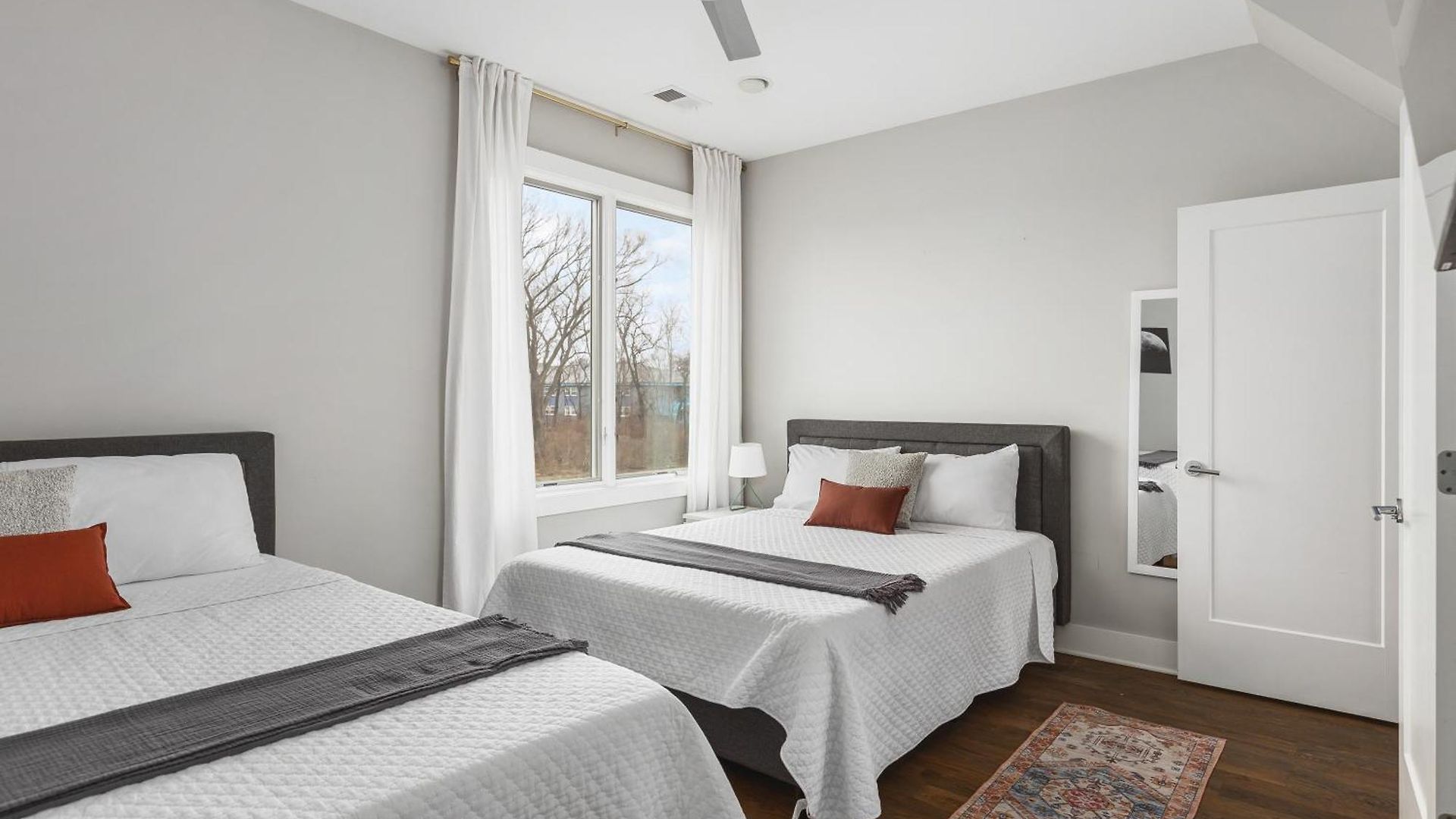 Modern Luxury Rooftop Deck, 3 Mi To Downtown Holiday home Nashville