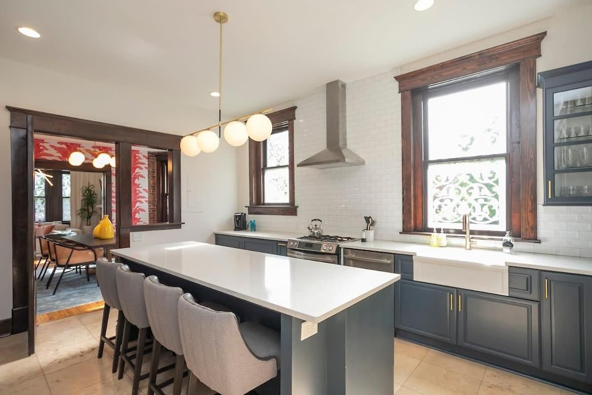 Historic Jewel Walk To Eats & Shops Holiday home