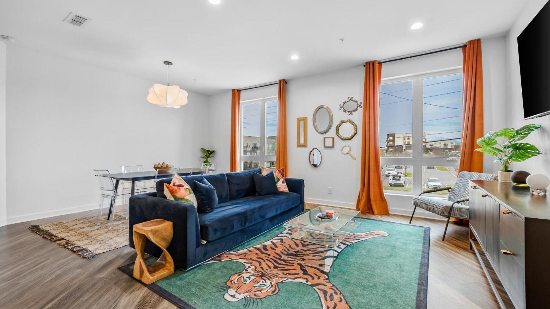 Modern, Free Parking, Walk To Everything Apartment