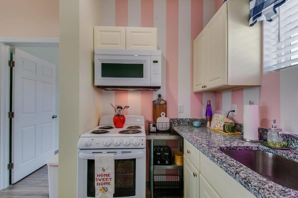 New 4 Bedroom Near Dt Walk To Restaurants Apartment *