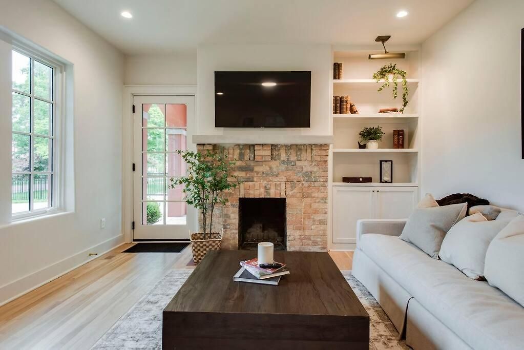 Lux West Nash Tudor 4mi To Dt Sleeps 9 Holiday home Nashville