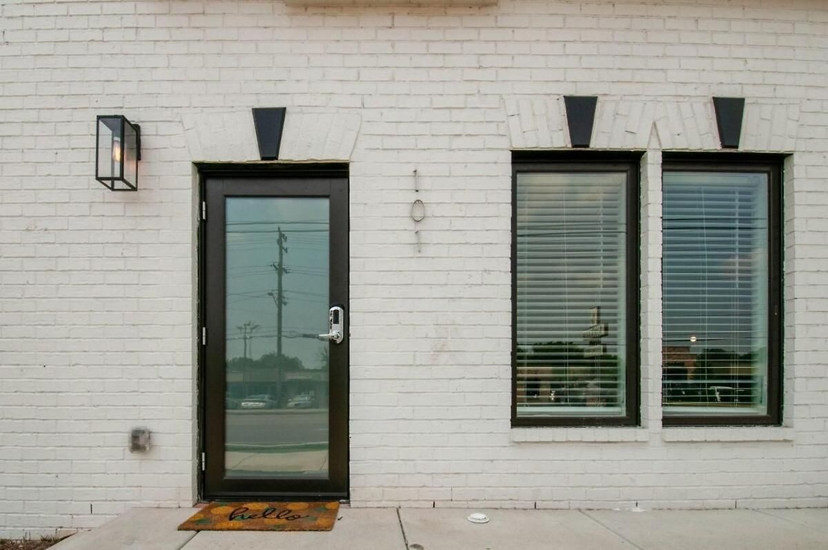 New With 2 King Beds Walk To Bars Apartment *