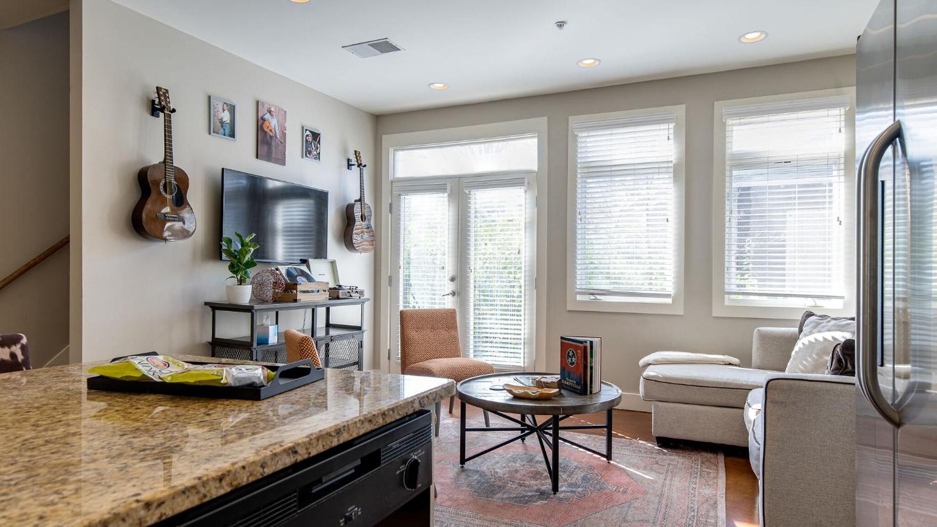 Apartment Modern 3-story West End - Free 2-car Garage