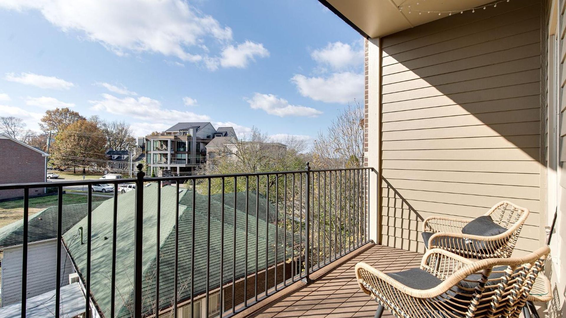Modern 3-story West End - Free 2-car Garage Apartment Nashville