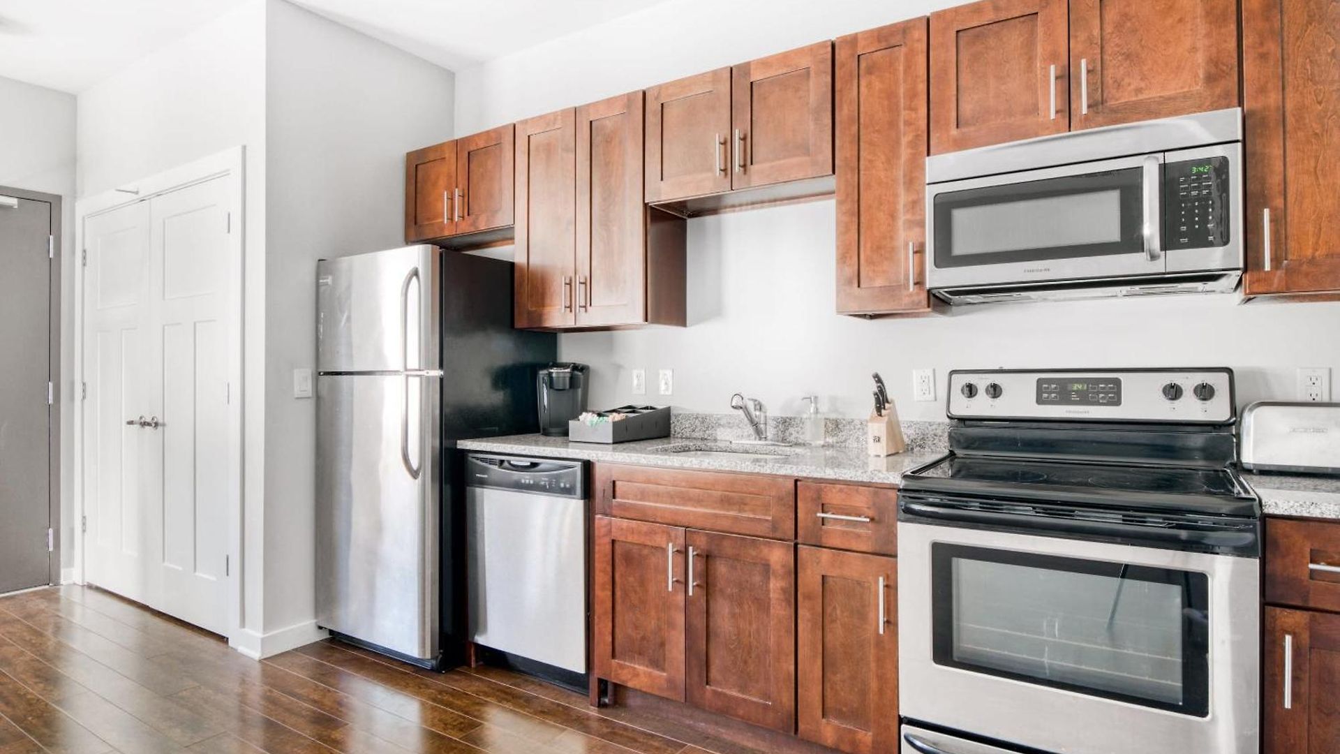 Cozysuites Music Row Bold 1br In Midtown Apartment *