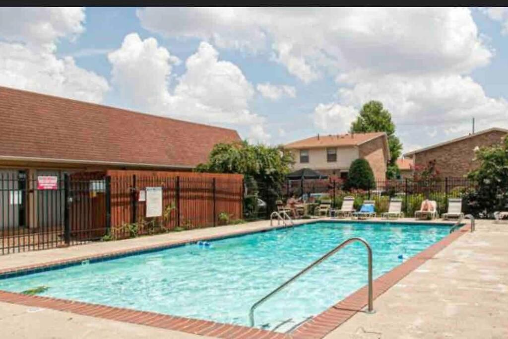 Apartment Lovely 1 Bedroom Located In Greenhills.